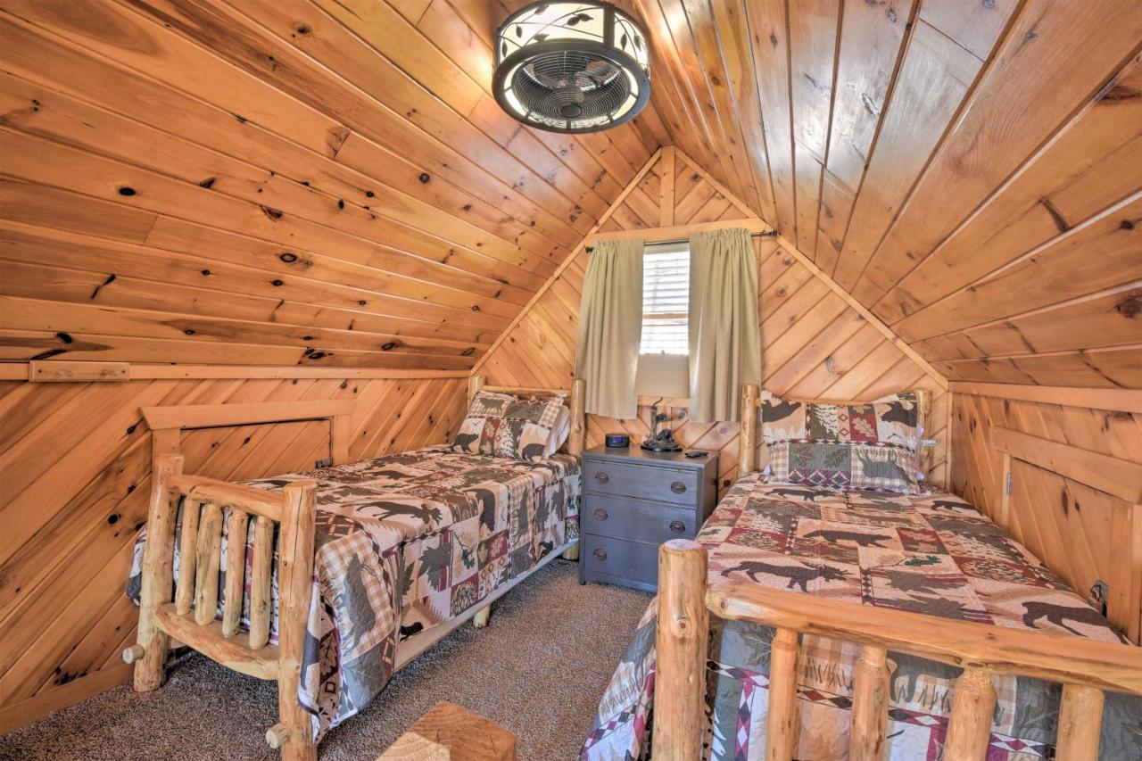 With Deck And Hot Tub Less Than Half Mi To Main St Holiday home *