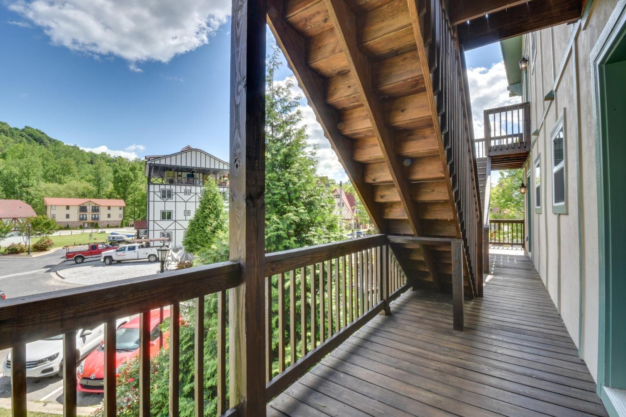 Walk To Main Street Shops Escape With Balcony Apartment